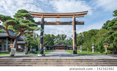 透過巨大的鳥居看到的長野縣立護國神社正殿。 142382982