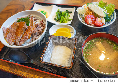 套餐包括牛肉飯、味噌湯、沙拉和小菜。 套餐包括牛肉飯、味噌湯、沙拉和小菜。 142383184