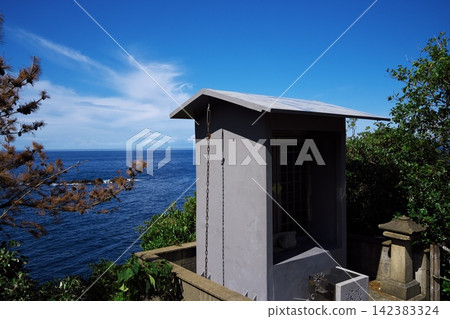秋日晴空下,從鳳島神社眺望海。 秋日晴空下,從鳳島神社眺望海。 142383324