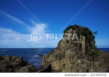 秋日晴朗的夜空中，一彎新月映襯著鱧島。 142383536