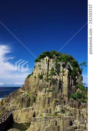 Hokoshima Island and the crescent moon against a clear autumn sky. Hokoshima Island and the crescent moon against a clear autumn sky. 142383537