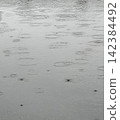 夏末，細雨靜靜地落在瀝青路面上。 142384492