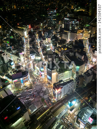 澀谷十字路口和夜晚熙熙攘攘的市中心 澀谷十字路口和夜晚熙熙攘攘的市中心 142384587
