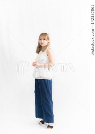 嬌小女性的夏季服裝 嬌小女性的夏季服裝 142385062