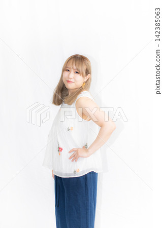 嬌小女性的夏季服裝 嬌小女性的夏季服裝 142385063