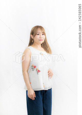 嬌小女性的夏季服裝 嬌小女性的夏季服裝 142385065