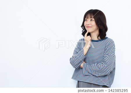 微笑著思考的女人 142385295