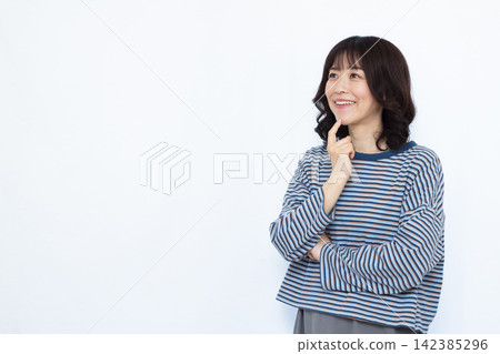 微笑著思考的女人 142385296