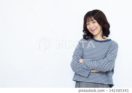一個女人抱著雙臂思考 142385341