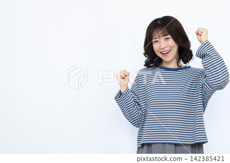 一個女人微笑著擺出勇敢的姿勢 142385421