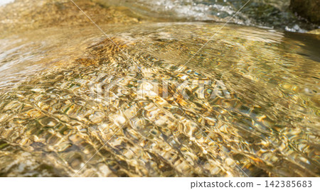 夏季山澗溪流水面特寫 21 142385683