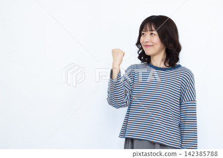 一個女人微笑著擺出勇敢的姿勢 142385788