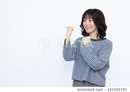 一個女人微笑著擺出勇敢的姿勢 142385791