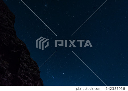 【城島三浦半島】九月星空,從粟崎燈塔下方的岩石區望去:獵戶座、金牛座和昴星團 【城島三浦半島】九月星空,從粟崎燈塔下方的岩石區望去:獵戶座、金牛座和昴星團 142385936
