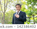 高級男士西裝，清新綠色 142386402
