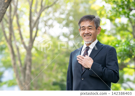 高級男士西裝，清新綠色 142386403