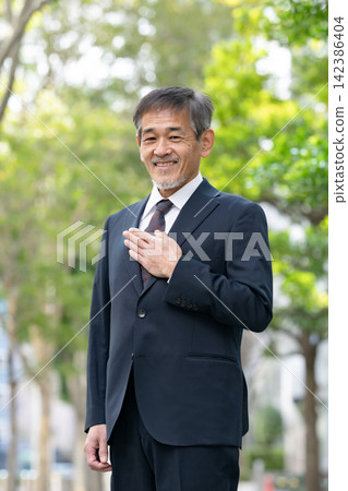 高級男士西裝，清新綠色 142386404
