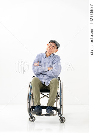 坐在輪椅上的老年男子，全身疼痛難耐。 142386657