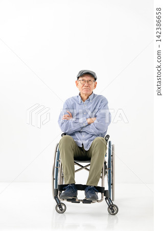 坐在輪椅上的老年男子，全身疼痛難耐。 142386658