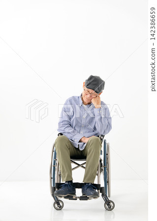 坐在輪椅上的老年男子，全身疼痛難耐。 142386659