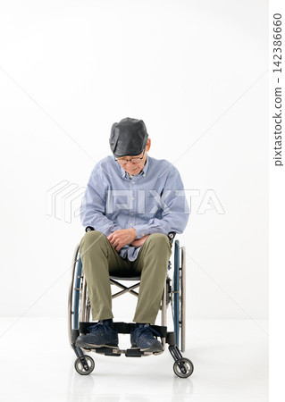 坐在輪椅上的老年男子，全身疼痛難耐。 142386660
