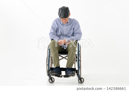 坐在輪椅上的老年男子，全身疼痛難耐。 142386661