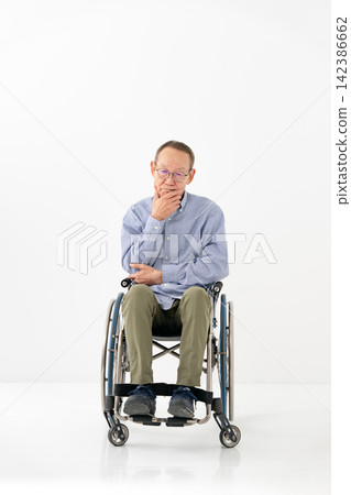 坐在輪椅上的老年男子，全身疼痛難耐。 142386662