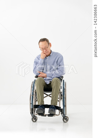 坐在輪椅上的老年男子，全身疼痛難耐。 142386663