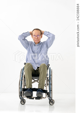 坐在輪椅上的老年男子，全身疼痛難耐。 142386664