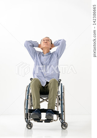 坐在輪椅上的老年男子，全身疼痛難耐。 142386665