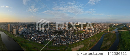 黎明時分，多摩市關戶街的街景 142386811