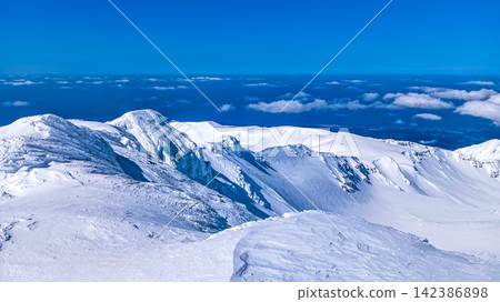 [Winter Mountains of Tohoku] Mt. Chokai in the lingering snow season: Panoramic views from the outer rim and clouds floating over the Sea of Japan (16:9) 142386898