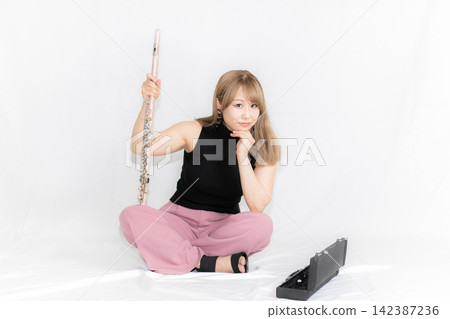 Woman with a flute Woman with a flute 142387236