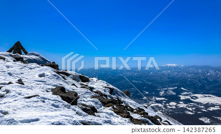 【東北春山】岩城山頂白雪皚皚的壯麗山坡,遠處是白神山脈:清晰的全景(16:9) 【東北春山】岩城山頂白雪皚皚的壯麗山坡,遠處是白神山脈:清晰的全景(16:9) 142387265