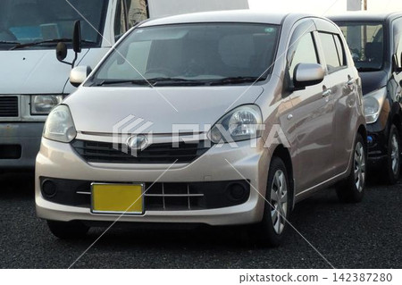 乘客車在停車場排隊 142387280