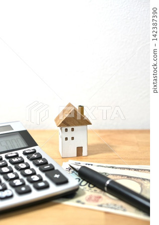 購屋財務規劃及家庭財務審查：房屋模型及計算機。 142387390