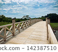 [Aomori - Tsuru-no-Mai Bridge] The wooden bridge, newly constructed during the major renovations of the Reiwa era, with Mount Iwaki visible in the distance (16:9) 142387510
