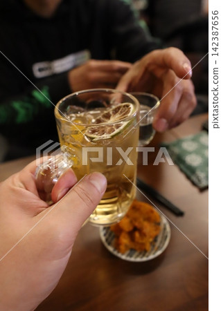Hand Holding Beer Mug with Lime Slice Hand Holding Beer Mug with Lime Slice 142387656