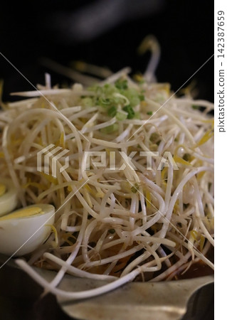 Fresh Bean Sprouts with Garlic Cloves 142387659