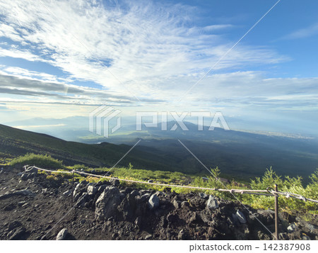 Climbing Mount Fuji: Enjoy panoramic views of the Izu Peninsula and Suruga Bay from the Fujinomiya route. Climbing Mount Fuji: Enjoy panoramic views of the Izu Peninsula and Suruga Bay from the Fujinomiya route. 142387908