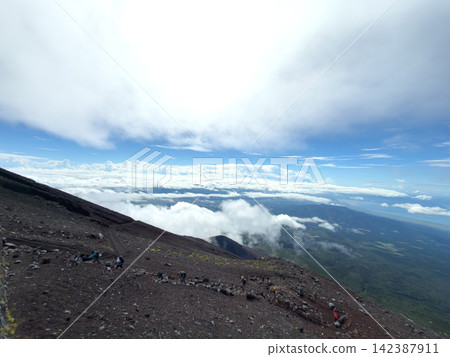 Climbing Mount Fuji: Enjoy panoramic views of the Izu Peninsula and Suruga Bay from the Fujinomiya route. Climbing Mount Fuji: Enjoy panoramic views of the Izu Peninsula and Suruga Bay from the Fujinomiya route. 142387911