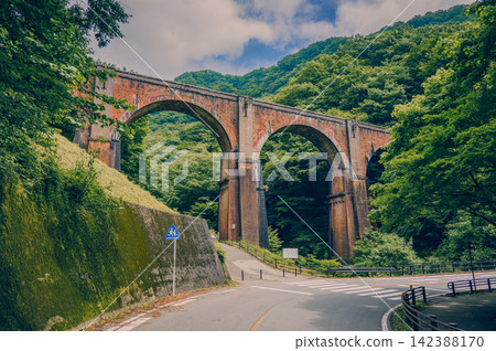 [Usui Pass Railway Facilities] Usui Third Bridge [Megane Bridge] 142388170