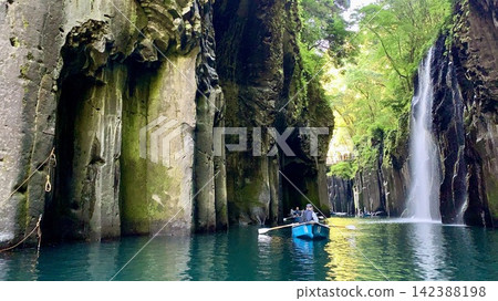 The Gokase River in Takachiho Gorge, Miyazaki Prefecture, is bathed in the fresh greenery of spring, with the spray of Manai Falls reflected on its emerald green surface. The Gokase River in Takachiho Gorge, Miyazaki Prefecture, is bathed in the fresh greenery of spring, with the spray of Manai Falls reflected on its emerald green surface. 142388198