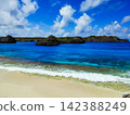 [World Natural Heritage Site - Ogasawara Islands] Ginny Beach with its white sand and Minami Island floating offshore, under a clear blue sky (4:3) 142388249