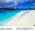 [Chichijima Island] Ginny Beach, a hidden gem, and the blue sea and emerald green shores, accessible by sea kayak (4:3) 142388251