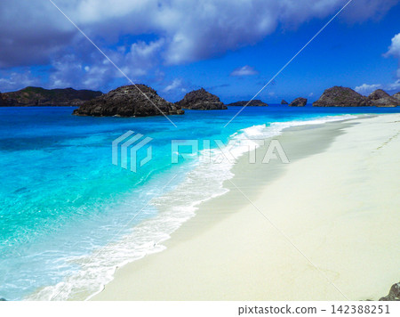 [Chichijima Island] Ginny Beach, a hidden gem, and the blue sea and emerald green shores, accessible by sea kayak (4:3) 142388251