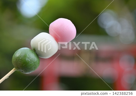 Enjoy three-colored dango (rice dumplings) while strolling around Yahiko (Yahiko Village, Niigata Prefecture) Enjoy three-colored dango (rice dumplings) while strolling around Yahiko (Yahiko Village, Niigata Prefecture) 142388256