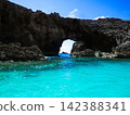 [Ogasawara Islands, Minami-jima] September - View of the sea cave arch of Ogiike and the emerald green sea from the sea. 142388341