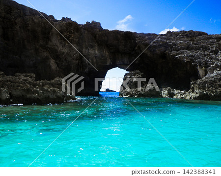 [Ogasawara Islands, Minami-jima] September - View of the sea cave arch of Ogiike and the emerald green sea from the sea. 142388341
