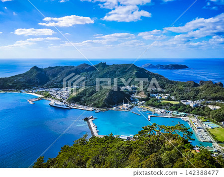 【父島,旭山】十一月晴朗的藍天,從山頂可以俯瞰二見港、大村村和西島的全景。 【父島,旭山】十一月晴朗的藍天,從山頂可以俯瞰二見港、大村村和西島的全景。 142388477